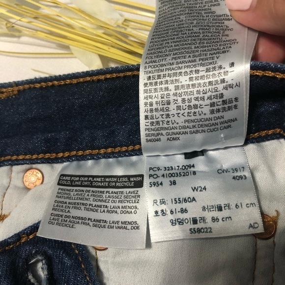 LEVI’S 501 NWOT High-Rise Cuffed Denim Shorts - Picture 5 of 6